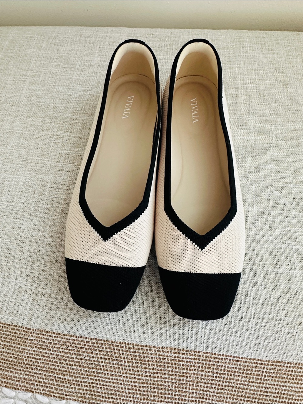 VIVAIA Women's Two-Tone Black and Cream Knit Ballet Flats - Picture 10 of 10